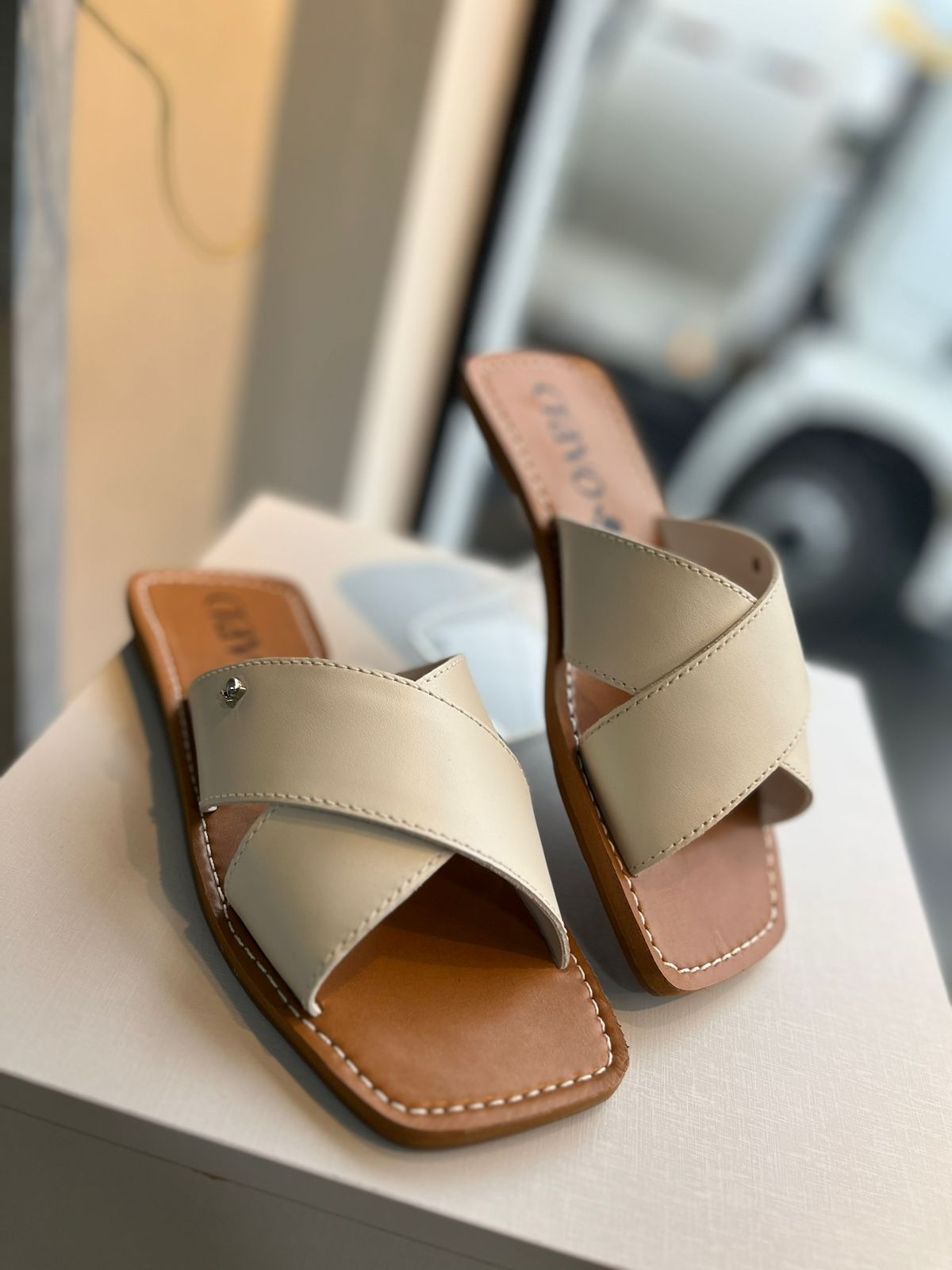 Rasteira Cravo Canela Couro Areia